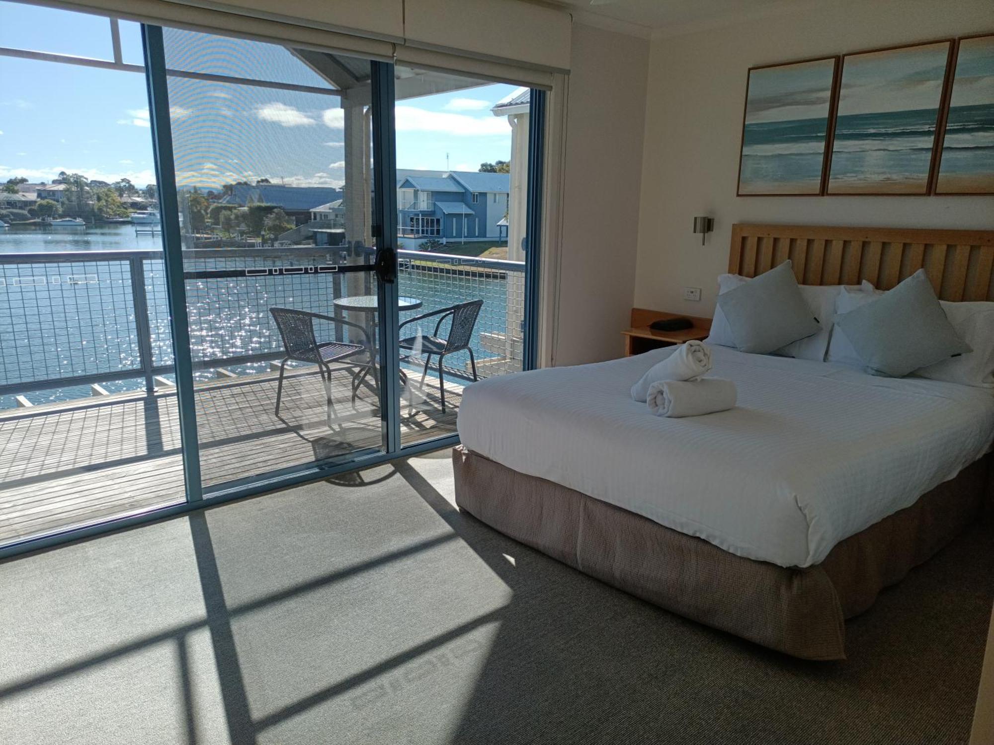 The View - Captains Cove Waterfront Resort Paynesville Exterior photo